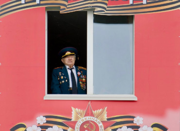 С оркестром, красным знаменем и песней под окнами героя: для ветерана Великой Отечественной войны в Норильске организовали отдельный парад